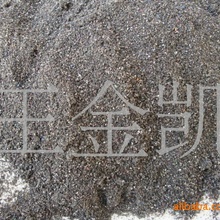 无人快递车硬闯路政围挡：工作人员气到丢反光锥