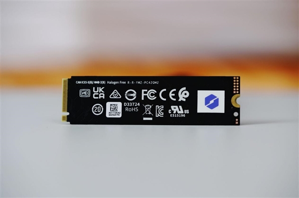 人类笼中大战机器人铁血战士：机器人一套组合拳KO对手 还不忘耍帅