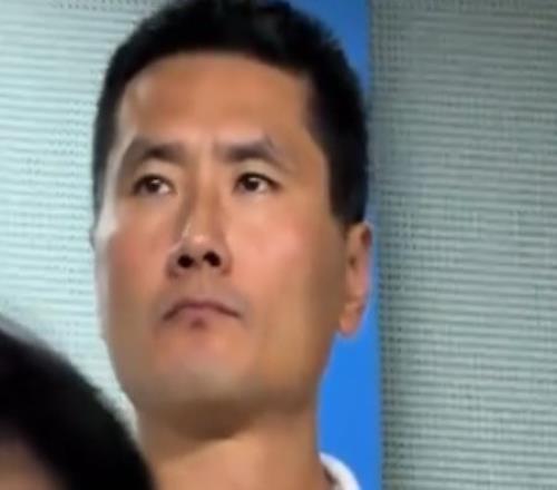 邵佳一现场观战浙江队vs云南玉昆，时不时与团队成员热聊