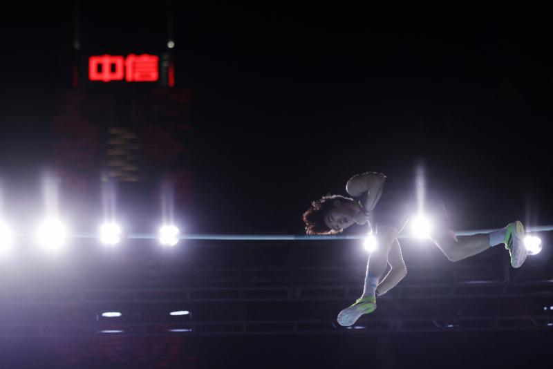 夜空下神仙打架！街头田径广州站撑竿跳高名将云集李晨洋夺冠